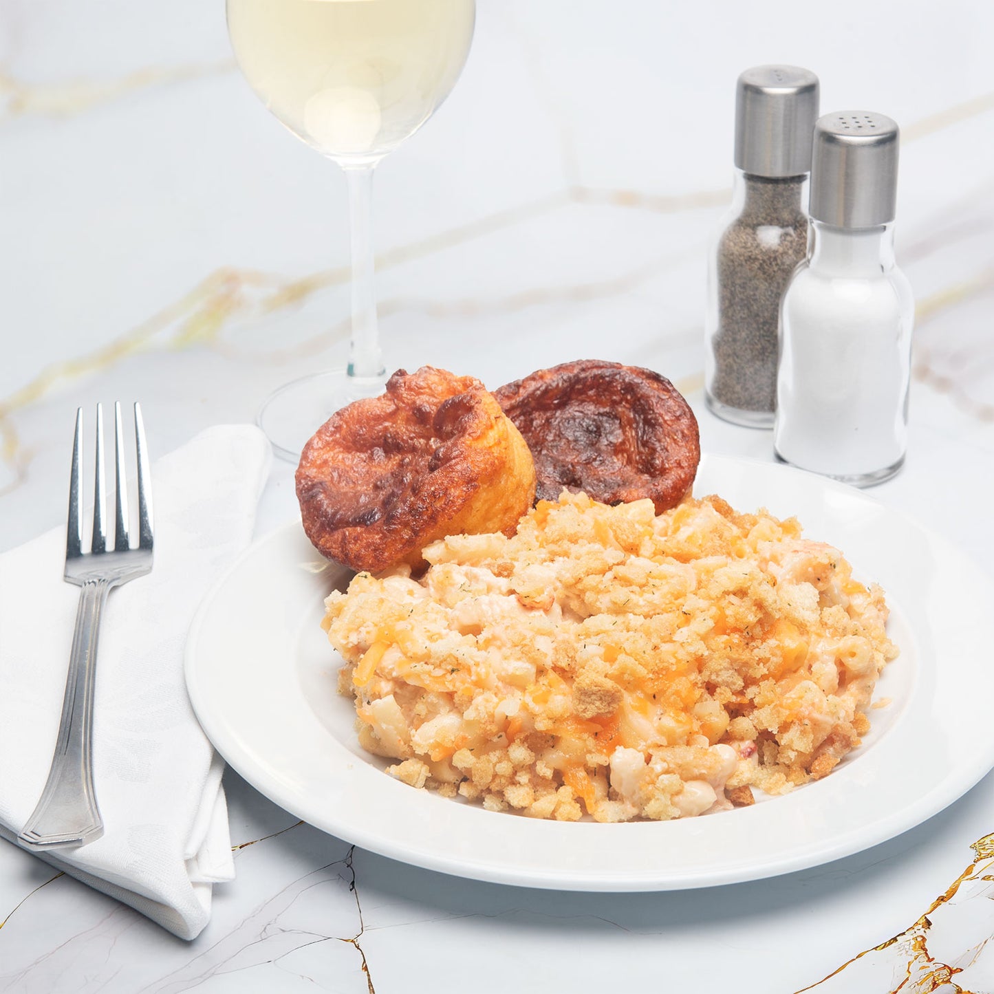 Macaroni au fromage, au homard et aux crevettes, pain de maïs